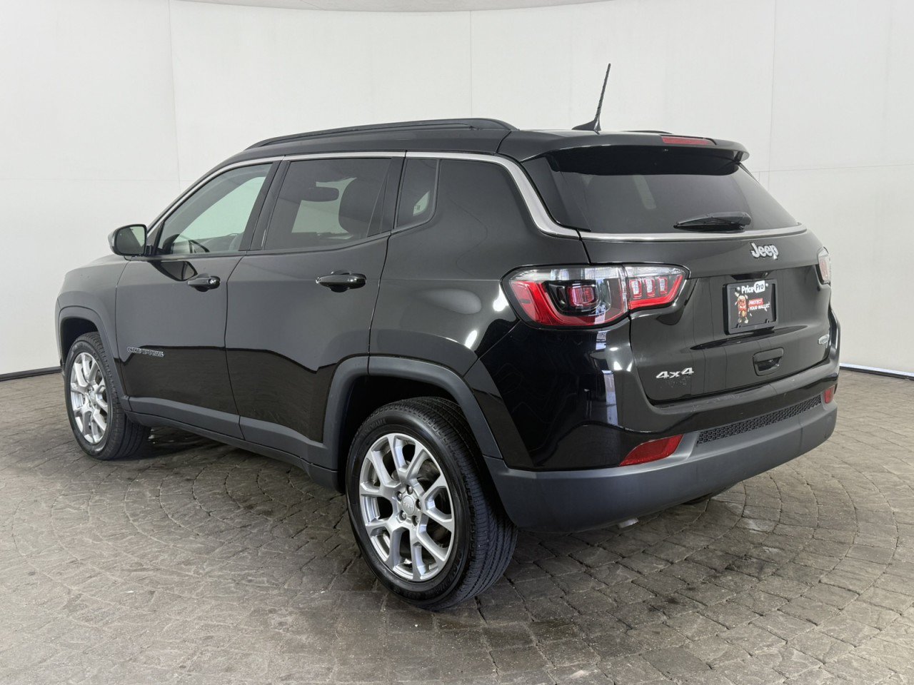 Used 2024 Jeep Compass Latitude w/ Sun and Sound Group AWD/4WD image 5