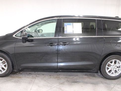 Used 2023 Chrysler Pacifica Touring-L FWD image 6