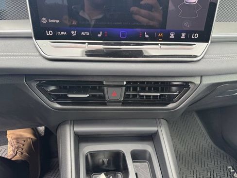 Used 2025 Volkswagen Tiguan SE AWD/4WD image 20