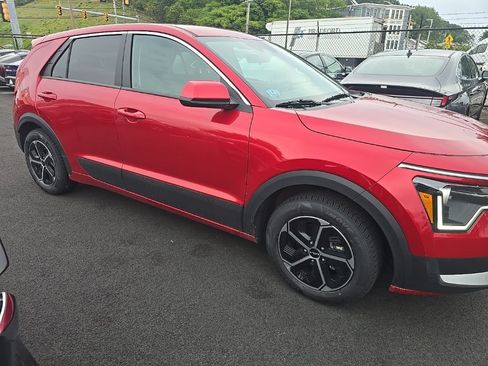 Used 2025 Kia Niro LX FWD image 2