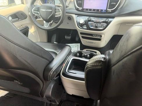 Used 2023 Chrysler Pacifica Touring-L FWD image 35