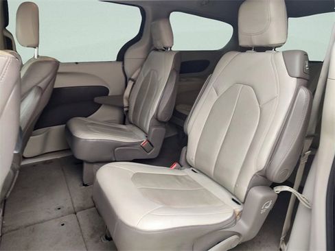Certified 2018 Chrysler Pacifica Touring-L Plus image 33