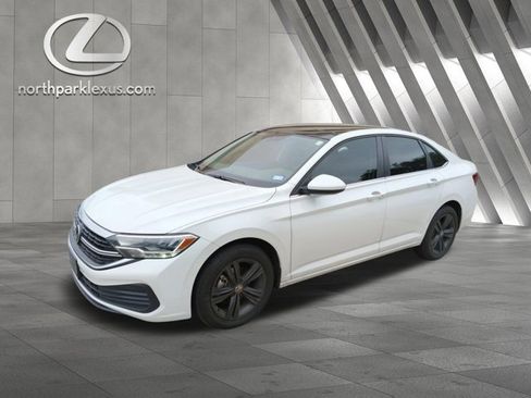 Used 2024 Volkswagen Jetta SE w/ Panoramic Sunroof Package FWD image 3