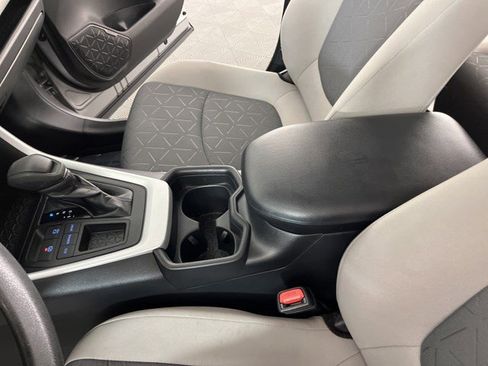 Used 2021 Toyota RAV4 XLE w/ Convenience Package FWD image 25
