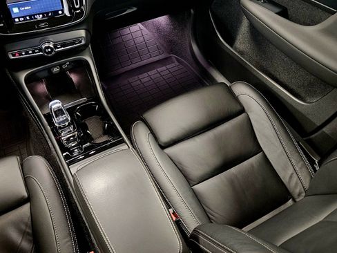 Used 2023 Volvo XC40 B5 Ultimate image 14