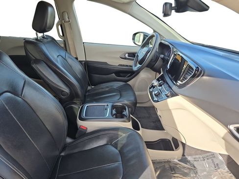 Used 2022 Chrysler Pacifica Touring-L image 16