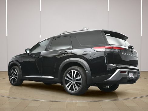 Certified 2025 Nissan Pathfinder Platinum w/ Cargo Package FWD image 31