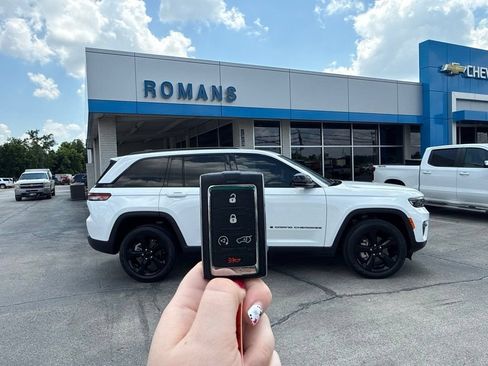 Used 2023 Jeep Grand Cherokee Limited w/ Black Appearance Package AWD/4WD image 22