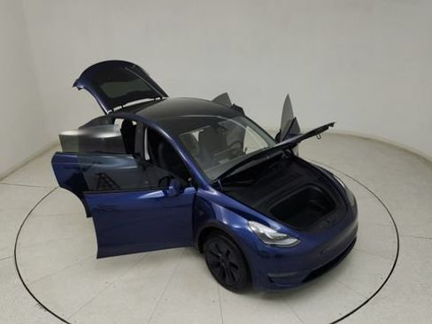 Used 2025 Tesla Model Y Long Range RWD image 29