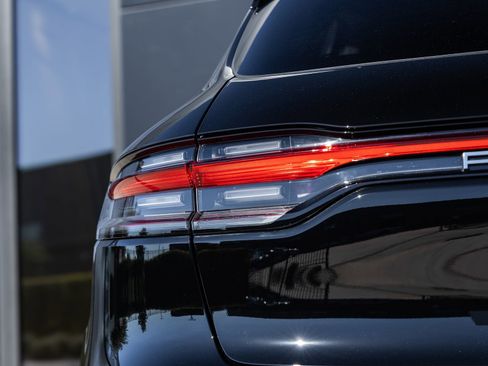 Certified 2026 Porsche Macan AWD/4WD image 14