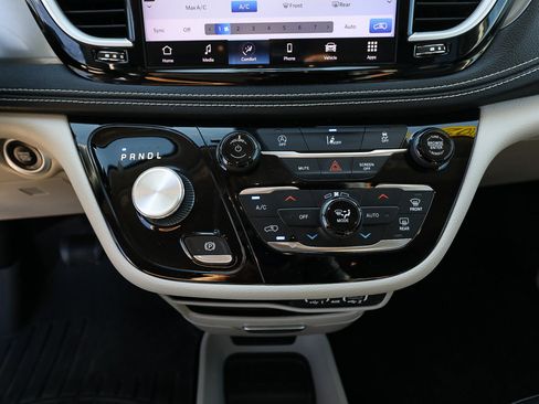 Used 2022 Chrysler Pacifica Touring-L FWD image 18