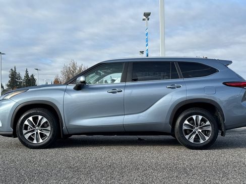 Used 2023 Toyota Highlander XLE image 2