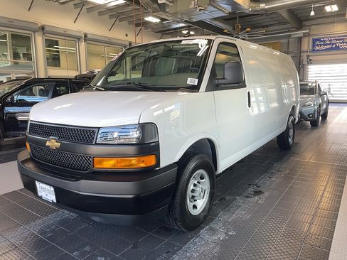 Used 2025 Chevrolet Express 3500 Extended w/ Driver Convenience Package RWD image 3