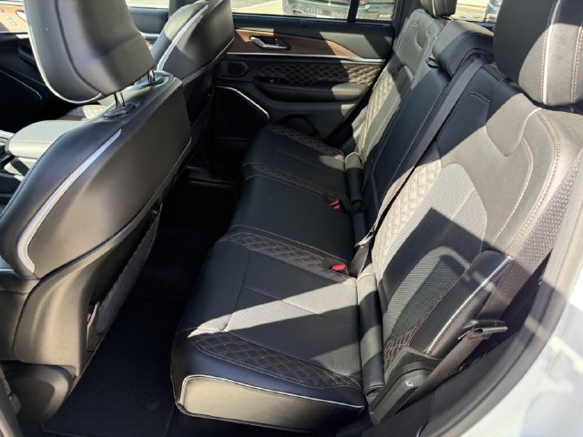 Used 2023 Jeep Grand Cherokee Summit w/ Adv Protech Group IV AWD/4WD image 14