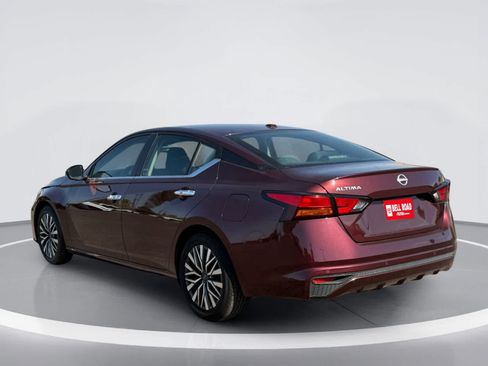 Used 2025 Nissan Altima 2.5 SV FWD image 4
