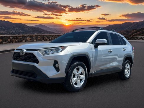 Used 2019 Toyota RAV4 XLE w/ Carpet Mat Package FWD image 2