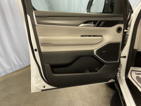 Used 2024 Jeep Wagoneer Series II w/ Flexible Seating Group image 11