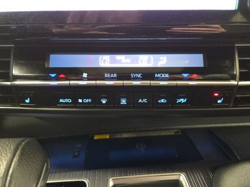 Used 2024 Toyota Sienna XSE w/ XSE Plus Package image 27