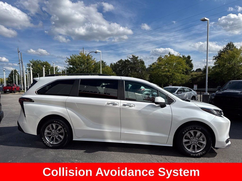 Certified 2023 Toyota Sienna XLE FWD image 9