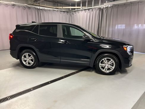 Used 2024 GMC Terrain SLE image 8