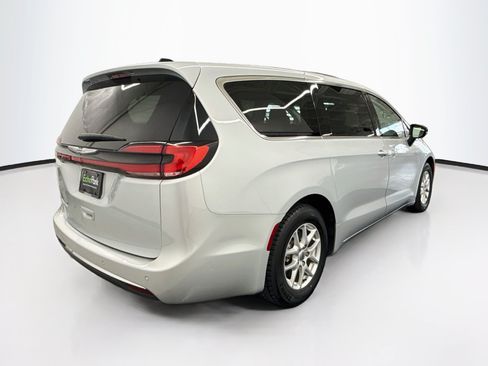 Used 2024 Chrysler Pacifica Touring-L FWD image 9