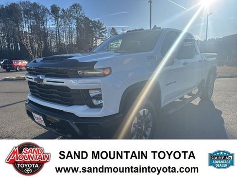 Used 2024 Chevrolet Silverado 2500 Custom w/ Custom Value Package image 6