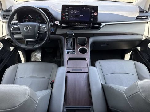 Used 2024 Toyota Sienna XLE FWD image 10