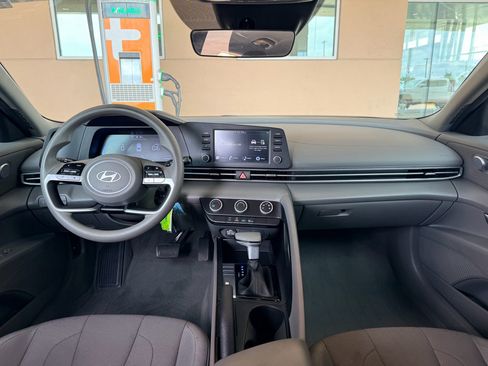 Used 2024 Hyundai Elantra SE FWD image 15
