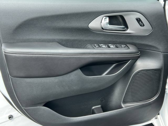 New 2027 Chrysler Pacifica Select FWD image 13