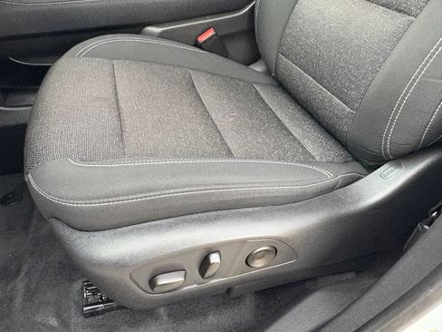 Used 2025 Chevrolet Traverse LT FWD image 28