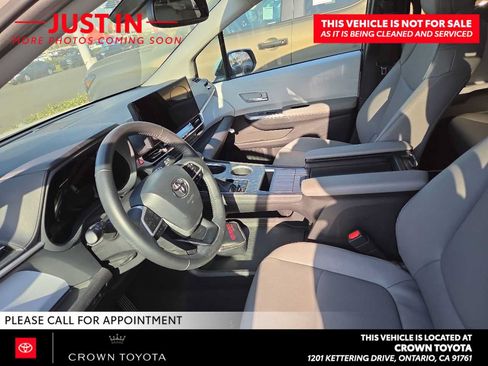 Used 2026 Toyota Sienna XLE FWD image 5
