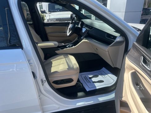 Used 2023 Jeep Grand Cherokee Limited AWD/4WD image 10