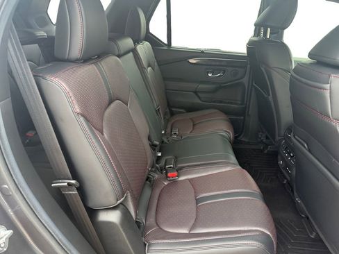 Used 2025 Honda Pilot Black Edition image 17