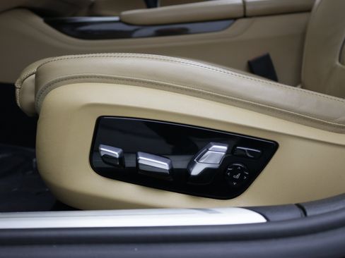 Used 2022 BMW 740i w/ Premium Package RWD image 16