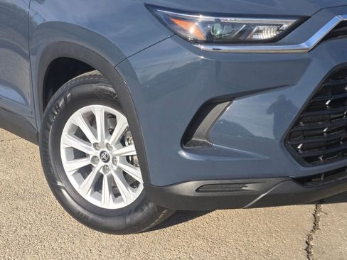 Used 2024 Toyota Grand Highlander XLE image 3