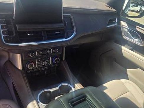 Used 2024 Chevrolet Suburban LT w/ Luxury Package image 11