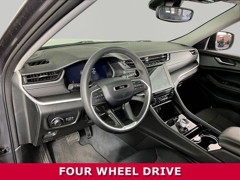 Used 2023 Jeep Grand Cherokee Laredo AWD/4WD image 17
