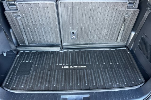 Used 2023 Toyota Highlander LE AWD/4WD image 18
