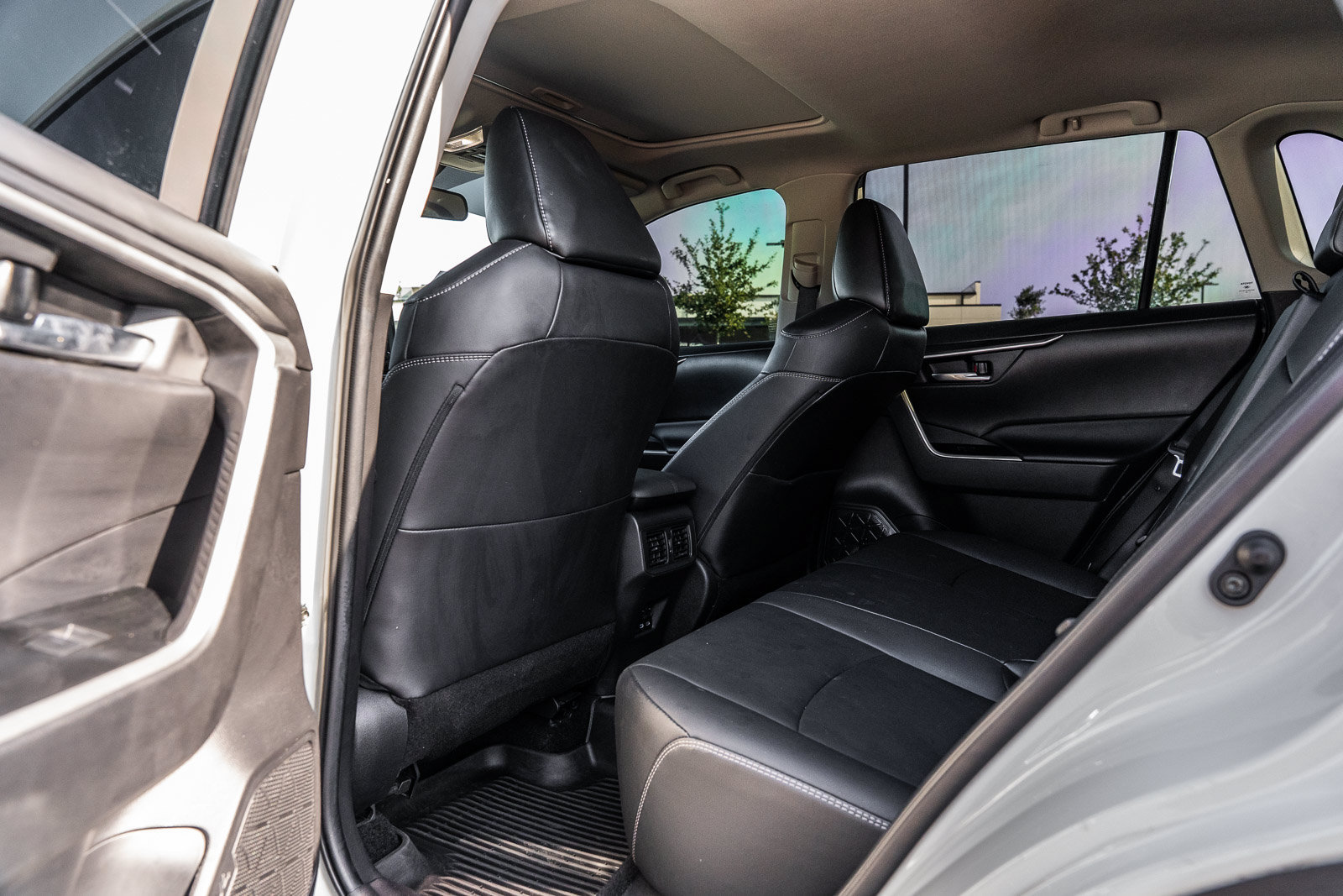 Used 2022 Toyota RAV4 XLE Premium FWD image 16