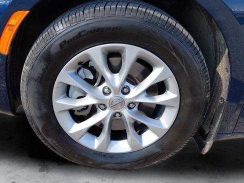 Used 2024 Chrysler Pacifica Touring-L AWD/4WD image 10