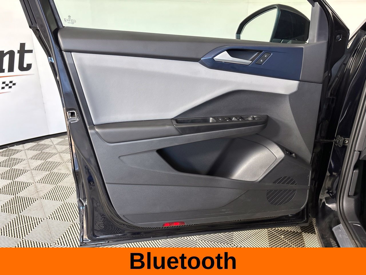 Used 2023 Volkswagen Taos SE w/ Panoramic Sunroof Package AWD/4WD image 11