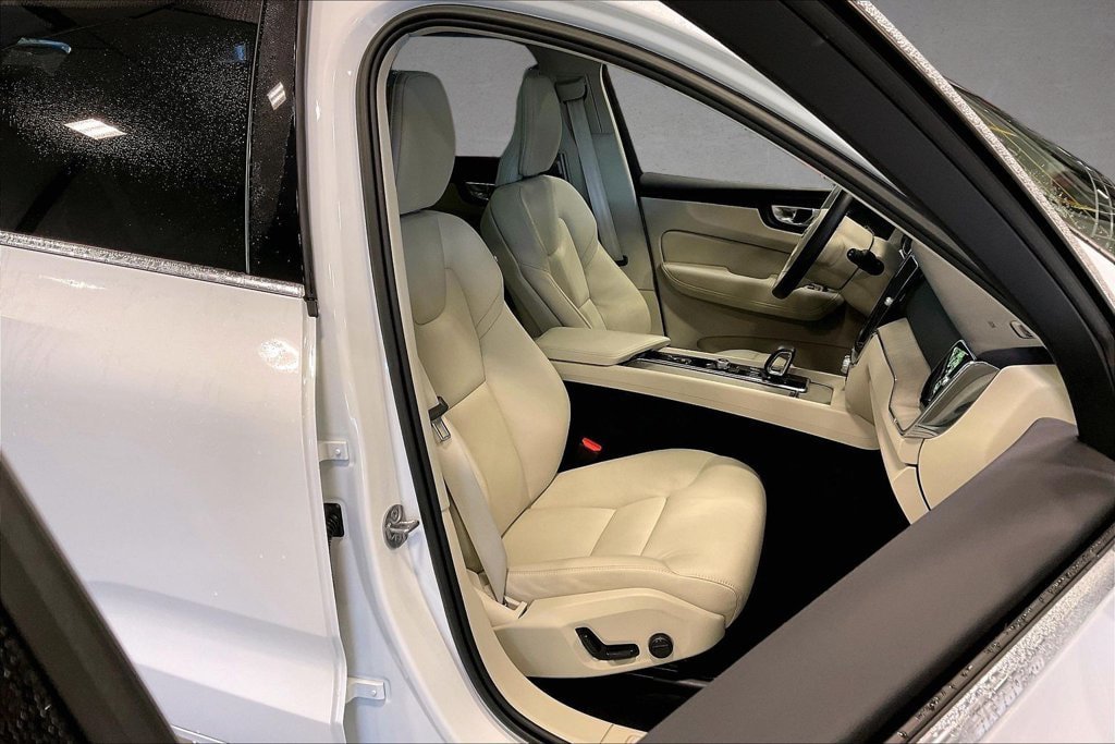 Certified 2023 Volvo XC60 B5 Plus w/ Climate Package AWD/4WD image 30