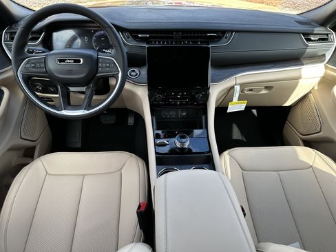 New 2025 Jeep Grand Cherokee Limited w/ Luxury Tech Group II image 6