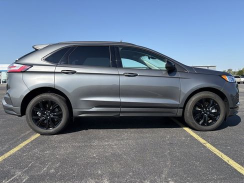 Used 2024 Ford Edge SE w/ Black Appearance Package image 4