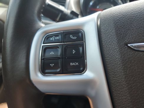 Used 2012 Chrysler Town & Country Touring w/ Entertainment Group #1 FWD image 22