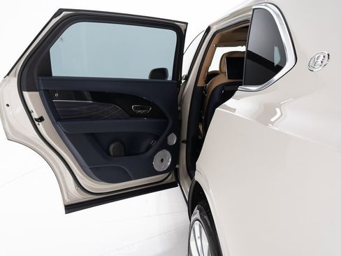 Certified 2025 Bentley Bentayga Extended Wheelbase image 21