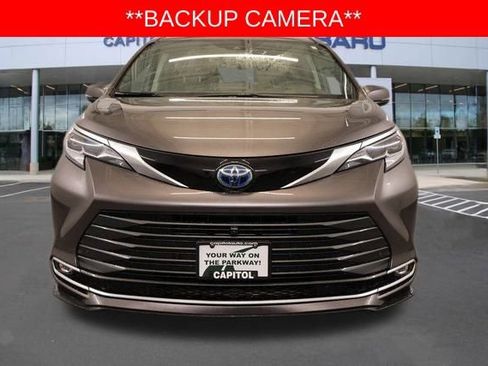Used 2023 Toyota Sienna Platinum image 9