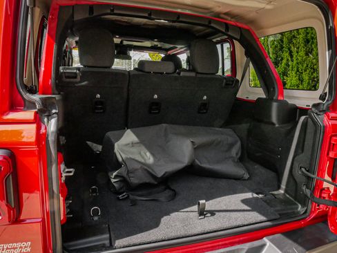 Used 2025 Jeep Wrangler Sahara image 30