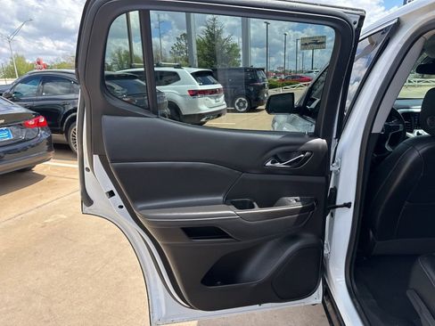 Used 2023 GMC Acadia SLT image 11