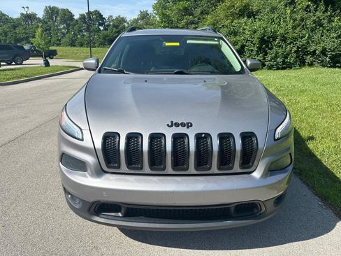 Used 2018 Jeep Cherokee Latitude w/ Altitude Package FWD image 10
